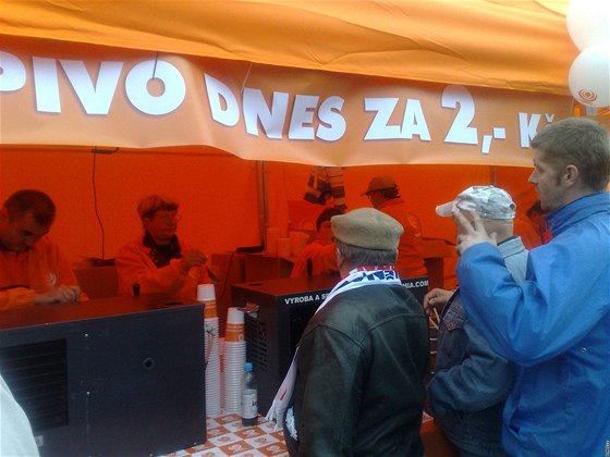 Na mítinku v Ostrav prodávala SSD pivo za dv koruny.